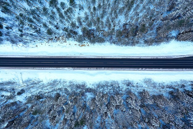 winter weg bovenaanzicht, vorst boslandschap buiten