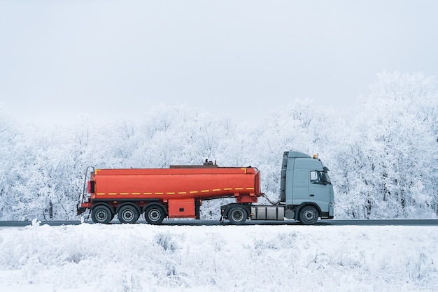 Winter wegtransport brandstof tankwagen.