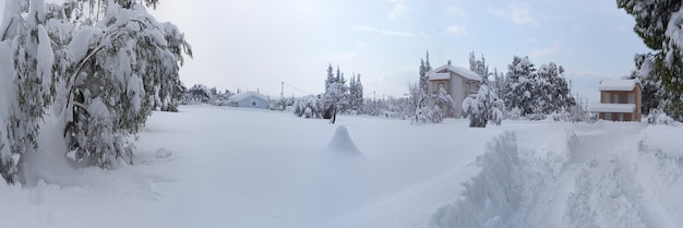 エヴィア島ギリシャのギリシャの村で雪と雪の吹きだまりがたくさんある冬