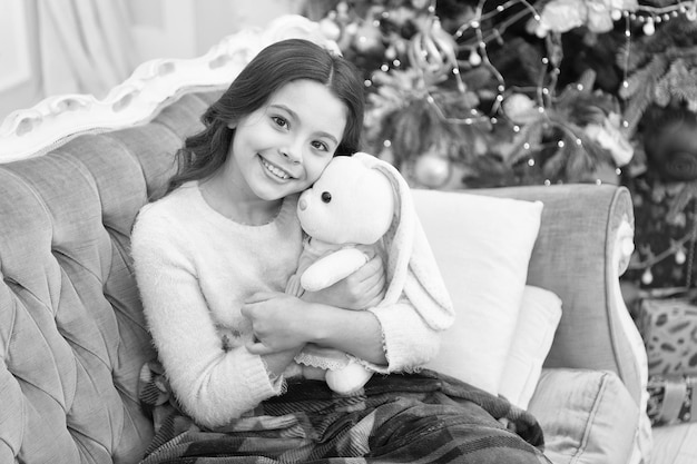 冬のワンダーランド今年のベストタイムクリスマスイブにおもちゃで遊ぶ愛らしい女の子居心地の良いコンセプト笑顔の子供は冬の休暇を楽しむ冬の休暇冬の装飾魔法の雰囲気