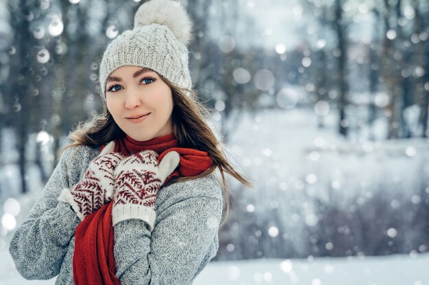 겨울 젊은 여자 초상화 아름다움 즐거운 소녀 웃으면서 겨울 공원에서 재미