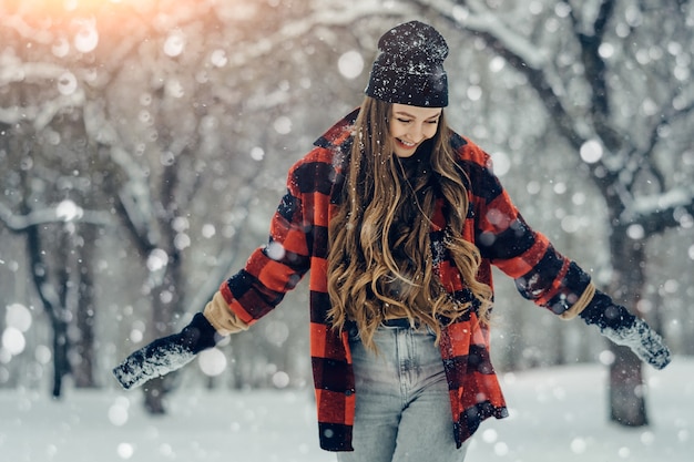 Inverno giovane donna ritratto bellezza gioiosa ragazza modello che ride e si diverte nel parco invernale