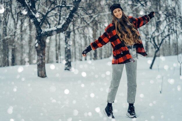 Photo winter young woman portrait beauty joyful model girl laughing and having fun in winter park