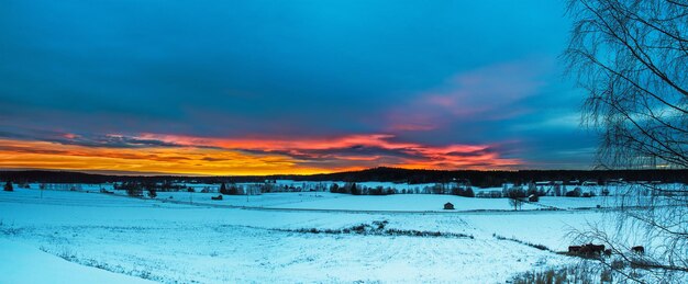 Winter zonsondergang landschap met dramatische lucht Zweden, panorama