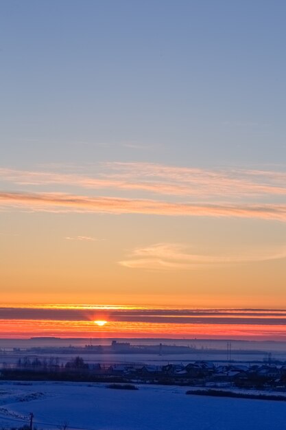 Winter zonsopgang boven een veld en meer