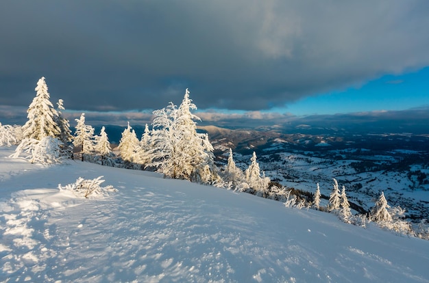 Winteravond besneeuwd berglandschap