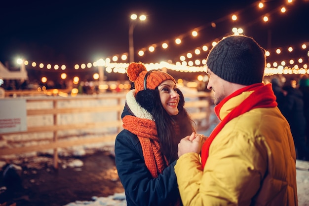 Winteravond, liefde paar buiten wandelen