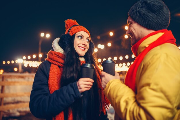 Winteravond, liefde paar drinkt koffie buiten