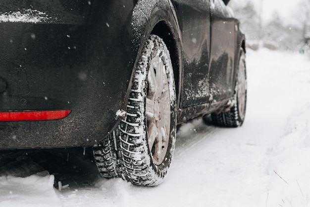 Winterband Auto op besneeuwde weg Banden op besneeuwde snelweg detail