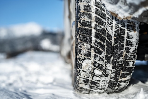 Foto winterband detail van autobanden in de winter op de weg bedekt met sneeuw