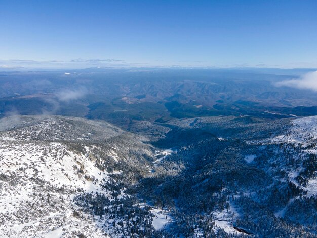 Winterbeeld van de berg Pirin in de buurt van Polezhan en Bezbog Peaks Bulgarije