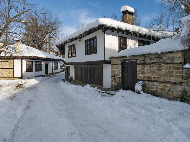 Winterbeeld van het dorp Bozhentsi Bulgarije