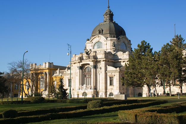 Winterbeeld van het szechenyi thermale bad - het grootste badcomplex in Boedapest en Europa