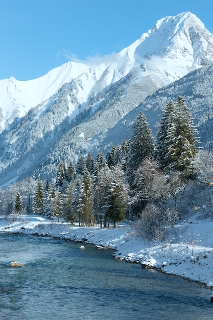 Winterberg en uitzicht op de rivier de lech (oostenrijk, tirol, dorpsrand haselgehr)