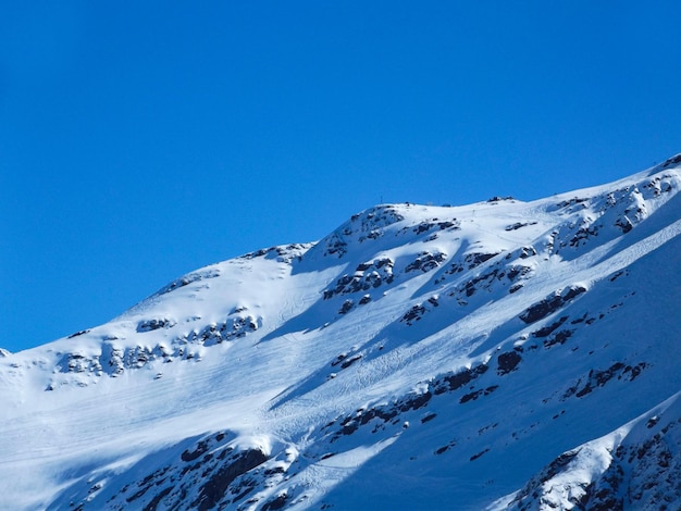 Winterbergen met witte besneeuwde bergtop Bergen van de Noord-Kaukasus