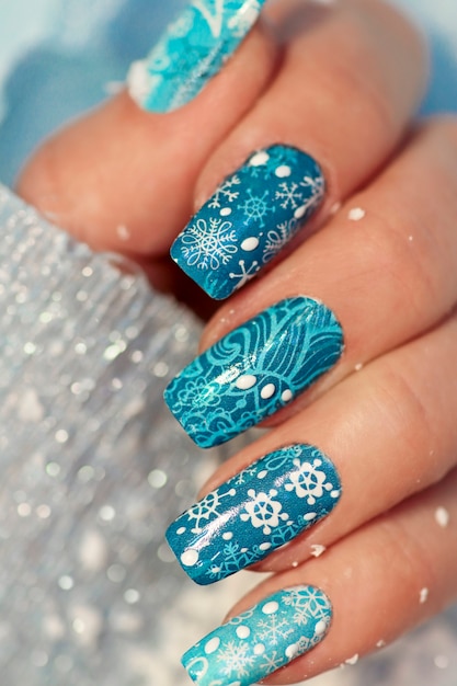 Winterblauwe manicure met stickers