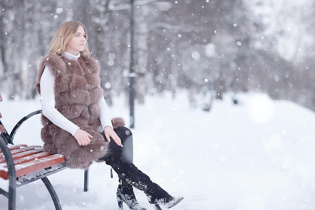 winterblond / jong volwassen model, blond met lang mooi haar poserend in het winterseizoen