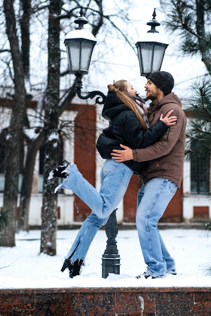 Wintercoating koelbloedige datingtrend ideeën voor winterdates om koude seizoensdates voor koppels gezellig te maken