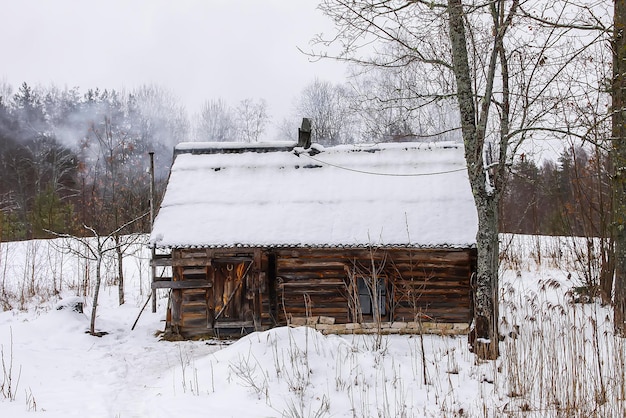 Winterdag in Letland Europa Schilderachtig uitzicht op de natuur met oud houten badhuisgebouw