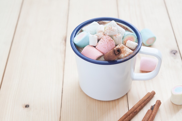 Winterdrank, warme chocolademelk met marshmallow en kaneelstokje