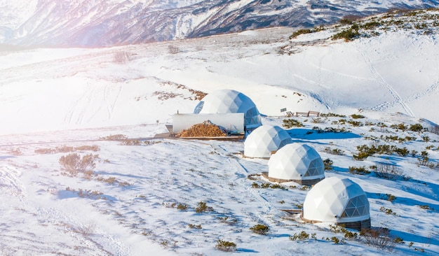 Winterglamping op een vulkaankamchatka-schiereiland