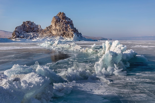 winterheuvels van het eiland Olkhon in het Baikalmeer met uitzicht op de Shamanka-berg in de ochtend