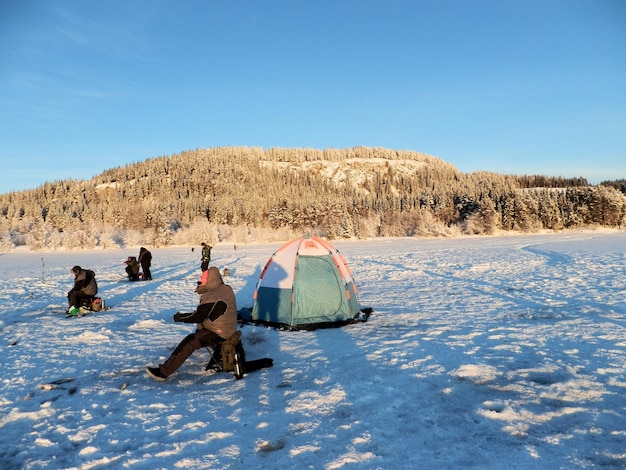 Winterijsvissen, vissers en tenten