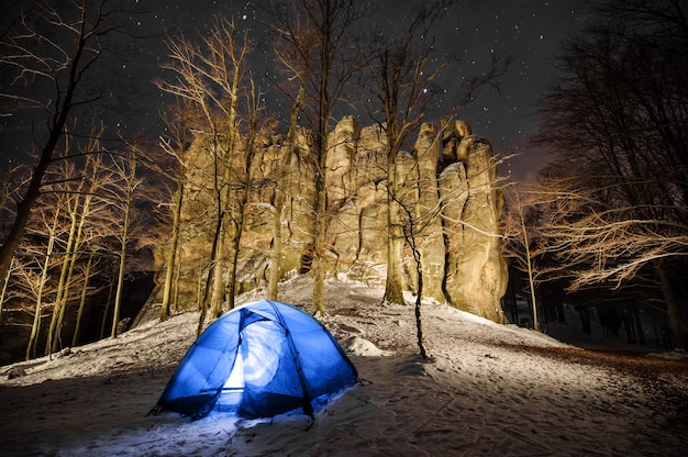 Winterkamperen in de bergen. Nachtfotografie