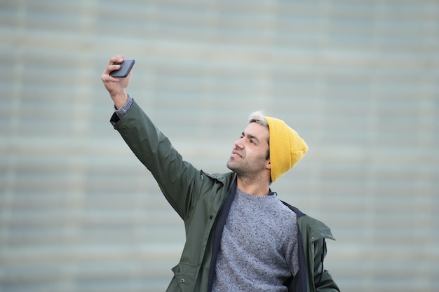 Winterkleding Spaanse man die een selfie maakt