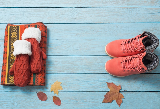 Foto winterkleren en schoenen op een houten tafel