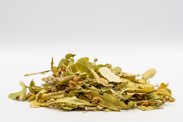 Winterkruidenthee op een witte achtergrond lindethee Medicinale thee bereid uit lindebladeren Kruidnageldeeltjes en kamille