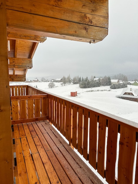 Foto terreno invernale nel villaggio con molta neve