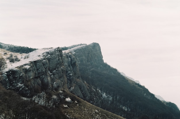 Winterlandschap, berg licht bedekt met sneeuw.