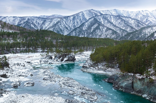 Winterlandschap Bergen en rivier onder de sneeuw