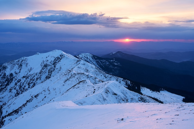 Winterlandschap. Bergrug in de sneeuw. Avond uitzicht met zonsondergang