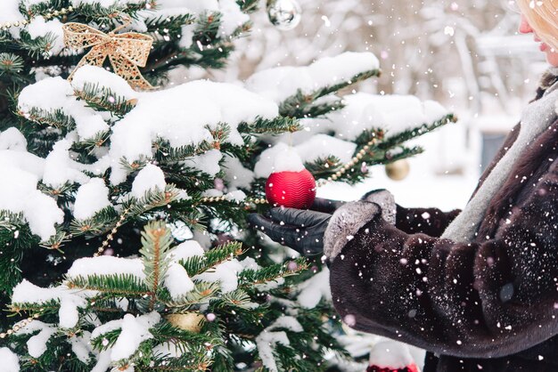 winterlandschap, besneeuwde boom in het park