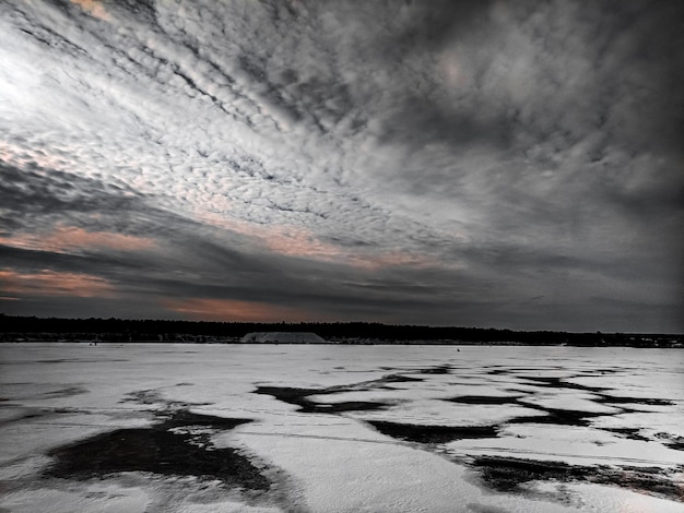 winterlandschap bevroren meer tegen de hemel