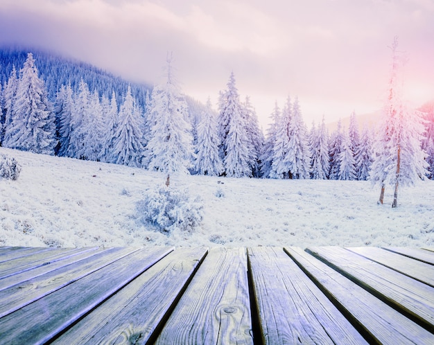 Winterlandschap en armoedige tafel op een zonsondergang. bergen karpaten, oekraïne