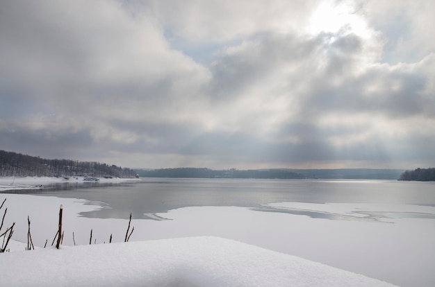 winterlandschap ijs meer sneeuw