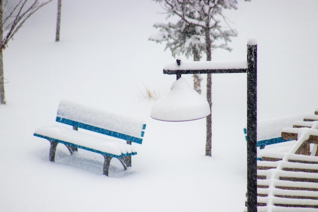 Winterlandschap in de stad. De witheid die alles bedekt na hevige sneeuwval. Lawaai, graan