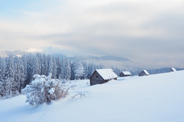 Winterlandschap in een bergdal met hutten