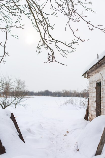 Winterlandschap in het dorp. uitzicht op het besneeuwde veld