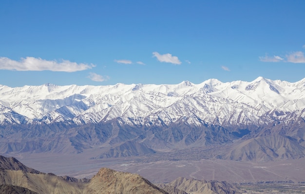 Winterlandschap in Leh ladahk. Uitzicht op de Himalaya.