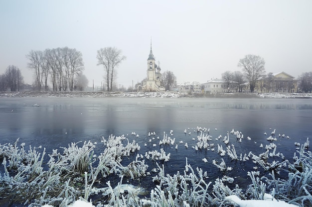 winterlandschap kerk aan de oevers van de ijskoude rivier in Vologda, christendom doopsel rusland kerstmis