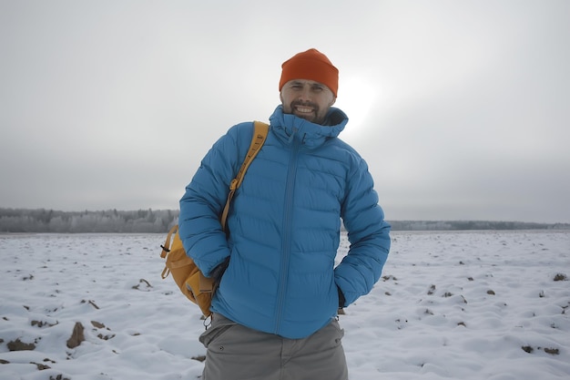 winterlandschap man met rugzak / natuurlandschap een man op een wandeling met uitrusting bij sneeuwweer in Canada