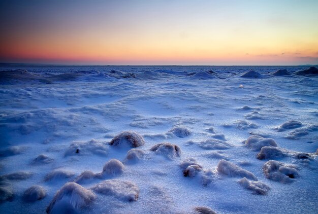 Winterlandschap met avondrood. Samenstelling van de natuur.