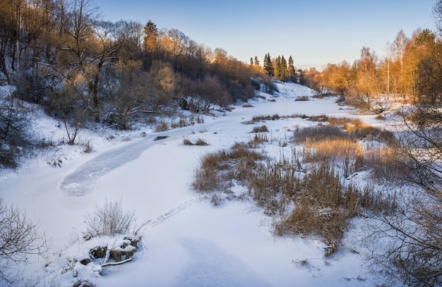 Winterlandschap met bevroren rivier