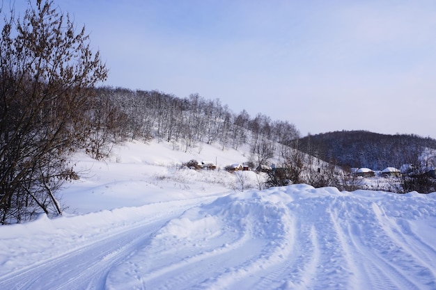 Winterlandschap met een besneeuwde weg die zich in de verte uitstrekt