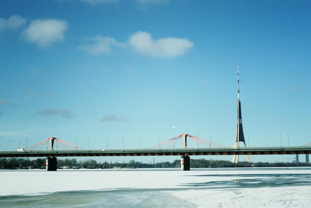 Winterlandschap met een brug in Riga, Letland, Oost-Europa