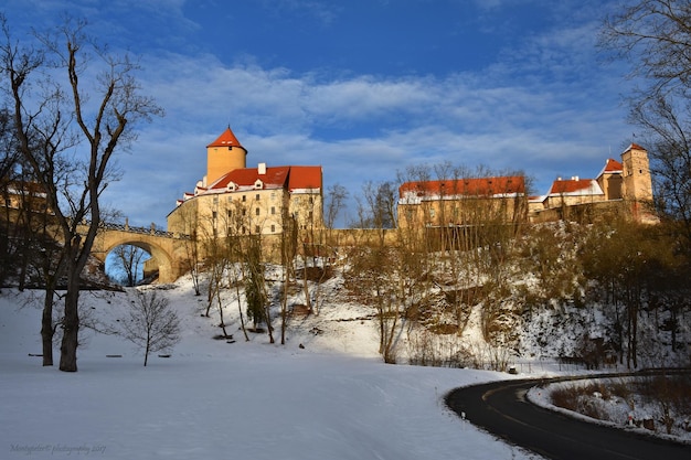 Winterlandschap met een prachtig gotisch kasteel Veveri Brno stad Tsjechië Centraal Europa